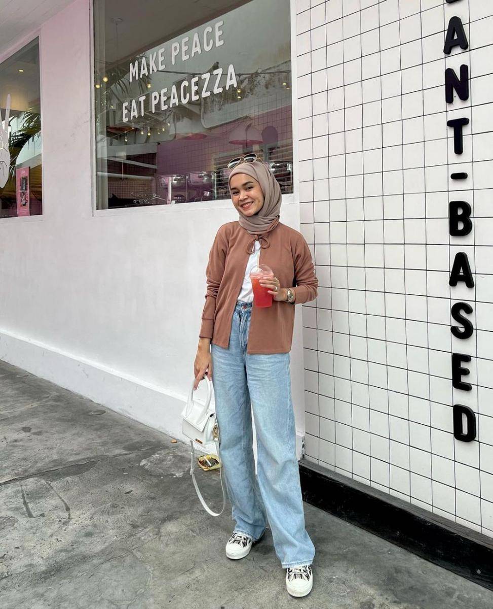 ide padu padan celana jeans ala Yure Zalina (instagram.com/yurezalina)