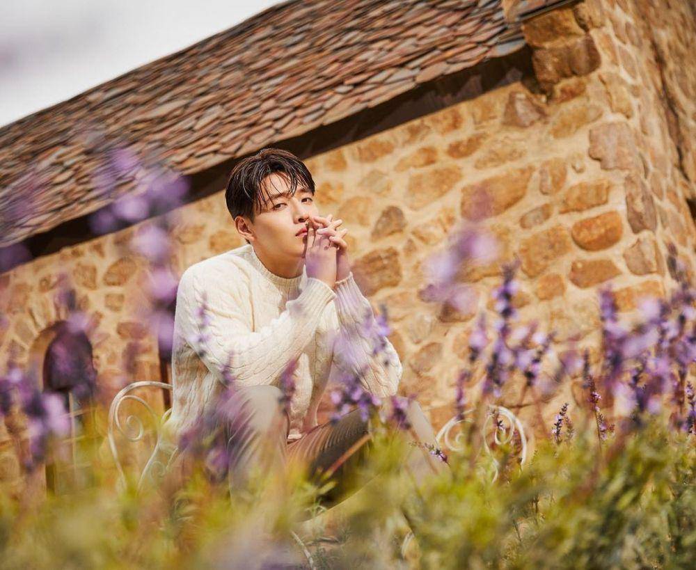 Kang Ha Neul (instagram.com/th_company_official)
