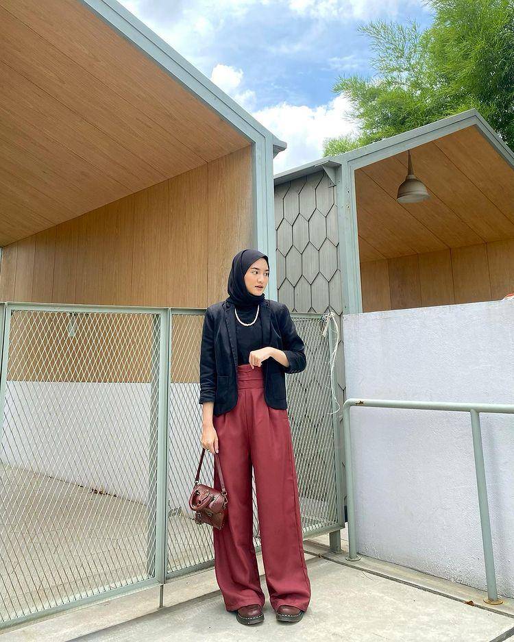 potret Jihan Rifa memakai outfit nuansa hitam (instagram.com/jihanrifaa)