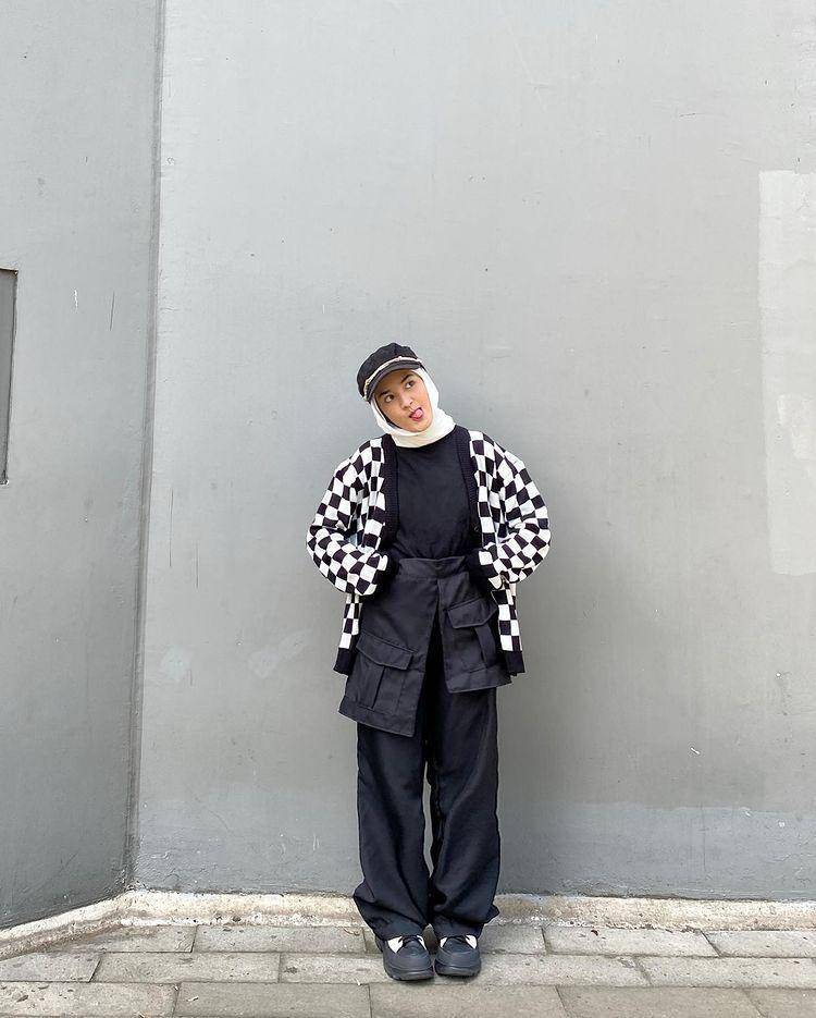 potret Jihan Rifa memakai outfit nuansa hitam (instagram.com/jihanrifaa)