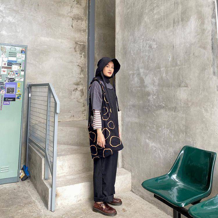 potret Jihan Rifa memakai outfit nuansa hitam (instagram.com/jihanrifaa)