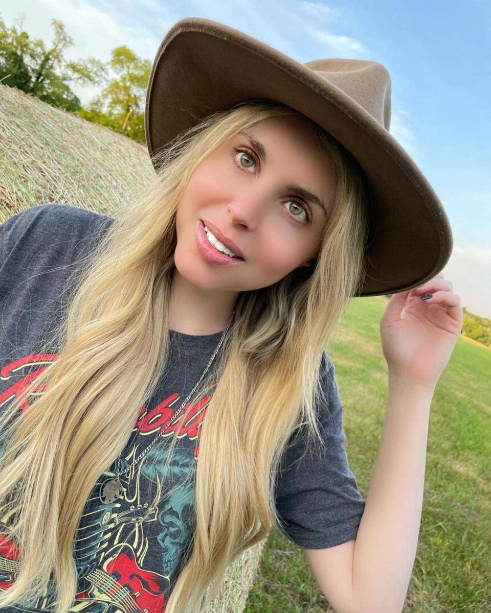 Firerose (instagram.com/firerose)