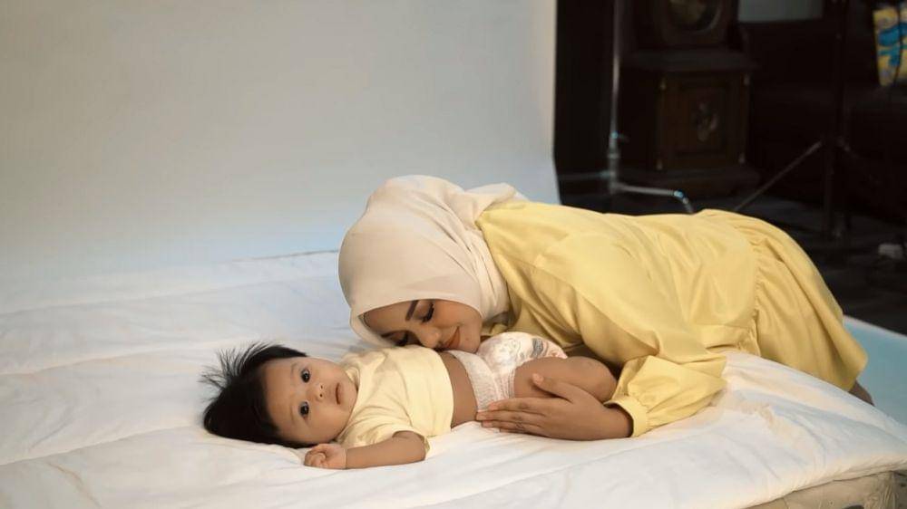 Ameena jadi model iklan (YouTube.com/Aurelie Atta)