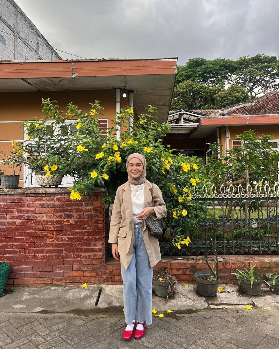 ide padu padan celana jeans ala Yure Zalina (instagram.com/yurezalina)