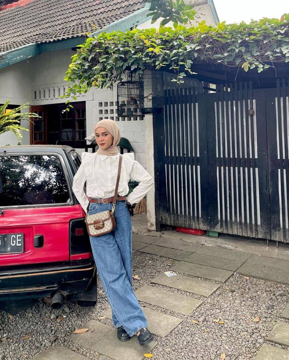 ide padu padan celana jeans ala Yure Zalina (instagram.com/yurezalina)