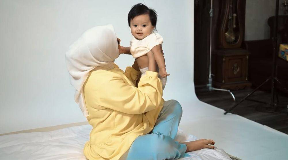 Ameena jadi model iklan (YouTube.com/Aurelie Atta)