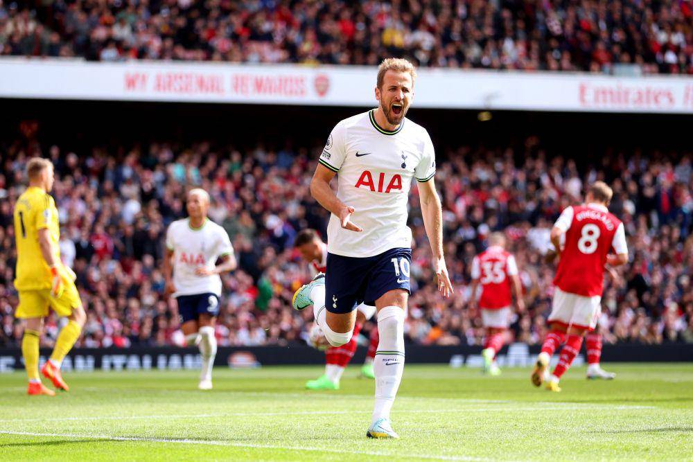Harry Kane melakukan selebrasi setelah mencetak gol ke gawang Arsenal di Premier League 2022/2023. (twitter.com/premierleague)