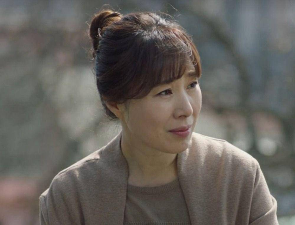 Hwang Young Hee di While You Were Sleeping (dok. VIU/While You Were Sleeping)