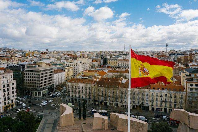 ilustrasi bendera Spanyol (pexels.com/Mikhail Nilov)