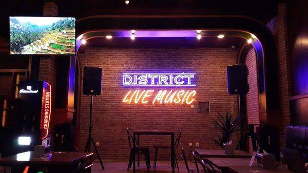 District Bar & Resto (google.com/maps/hendra be2ck)