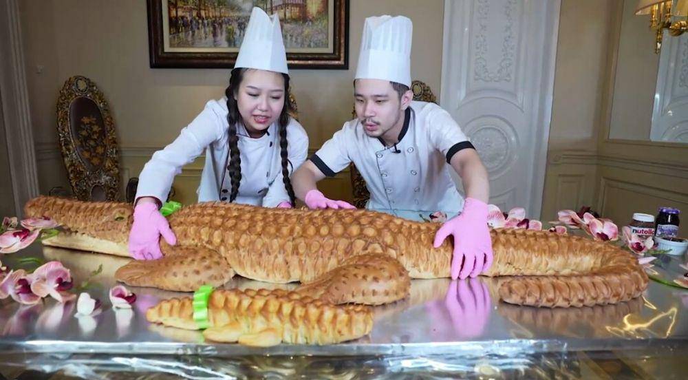 Sisca Kohl dan Jess No Limit mukbang roti buaya raksasa (youtube.com/Sisca Kohl)