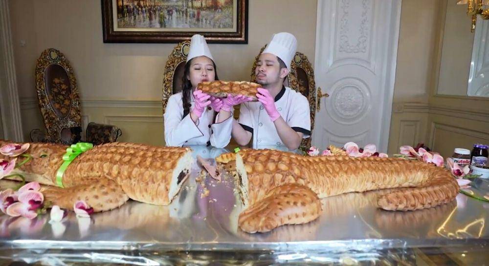 Sisca Kohl dan Jess No Limit mukbang roti buaya raksasa (youtube.com/Sisca Kohl)
