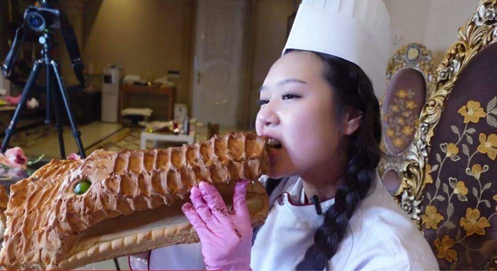 Sisca Kohl dan Jess No Limit mukbang roti buaya raksasa (youtube.com/Sisca Kohl)