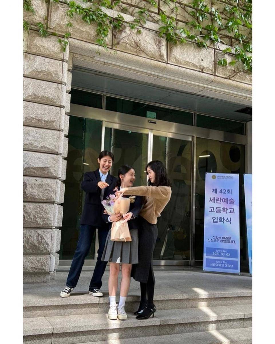 Momen seru Kim Go Eun di balik layar Little Women. (instagram.com/ggonekim)