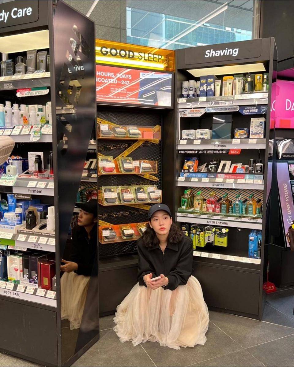 Momen seru Kim Go Eun di balik layar Little Women. (instagram.com/ggonekim)