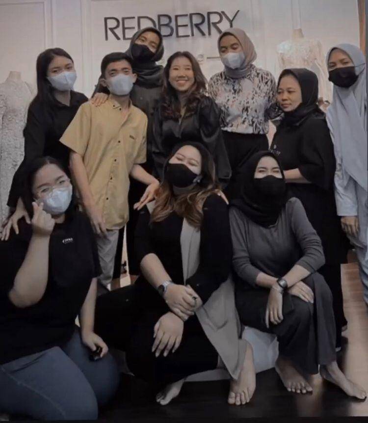 Kiky fitting (instagram.com/redberrywedding)