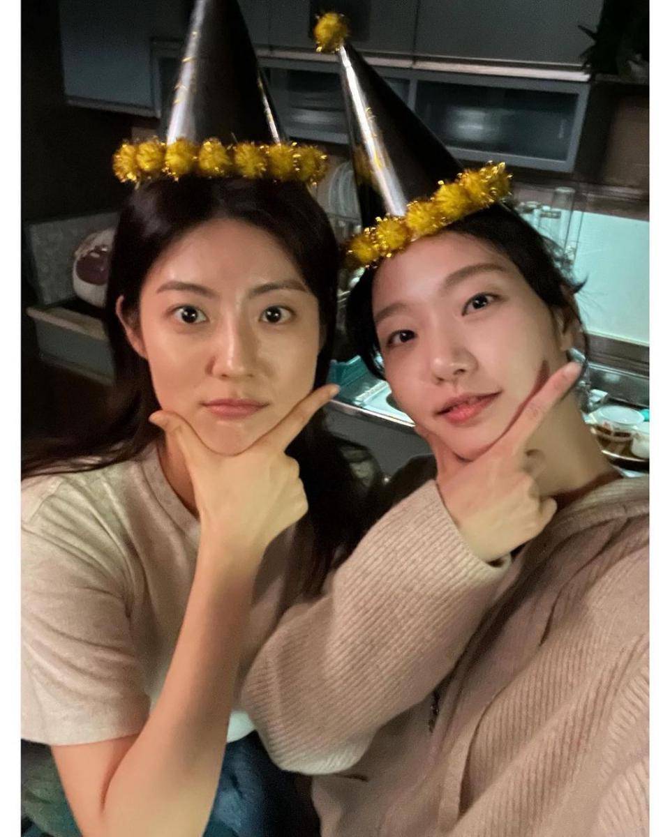 Momen seru Kim Go Eun di balik layar Little Women. (instagram.com/ggonekim)