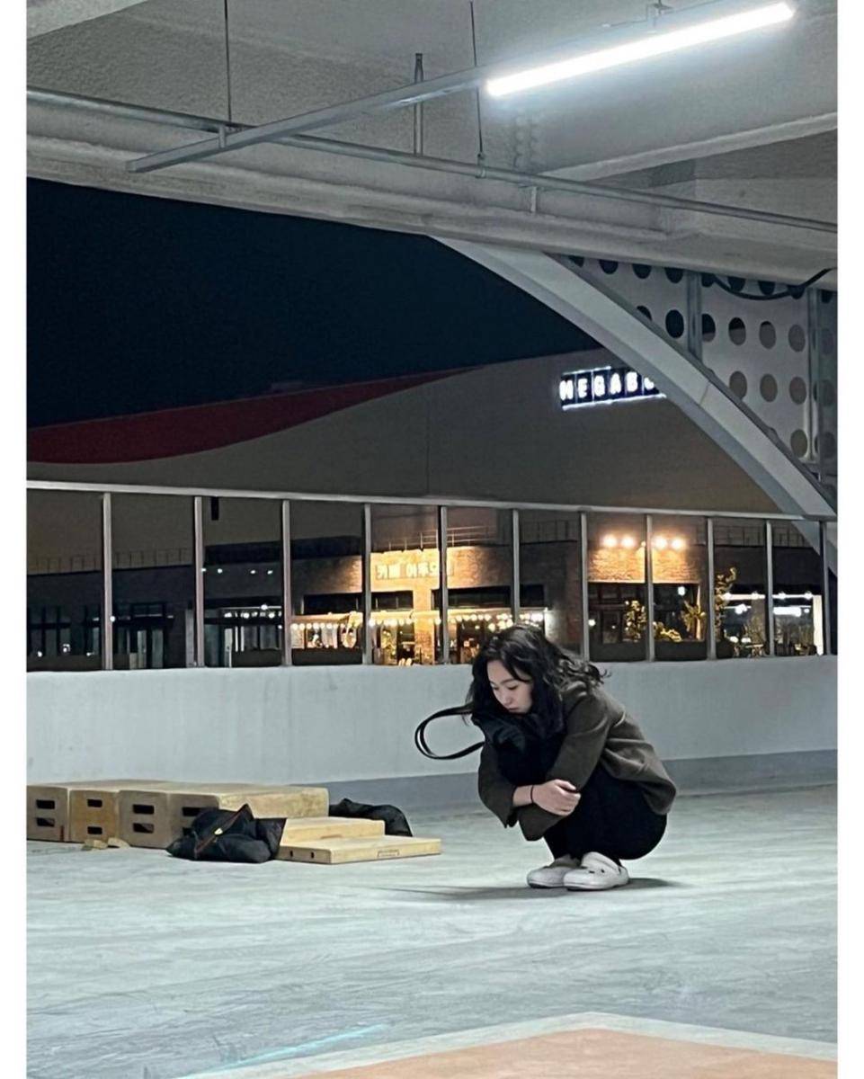 Momen seru Kim Go Eun di balik layar Little Women. (instagram.com/ggonekim)