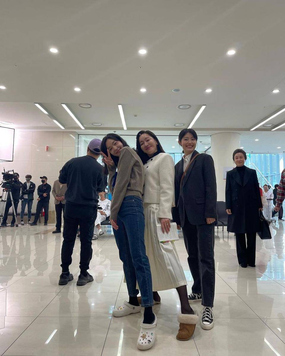 Momen seru Kim Go Eun di balik layar Little Women. (instagram.com/umjeewon)