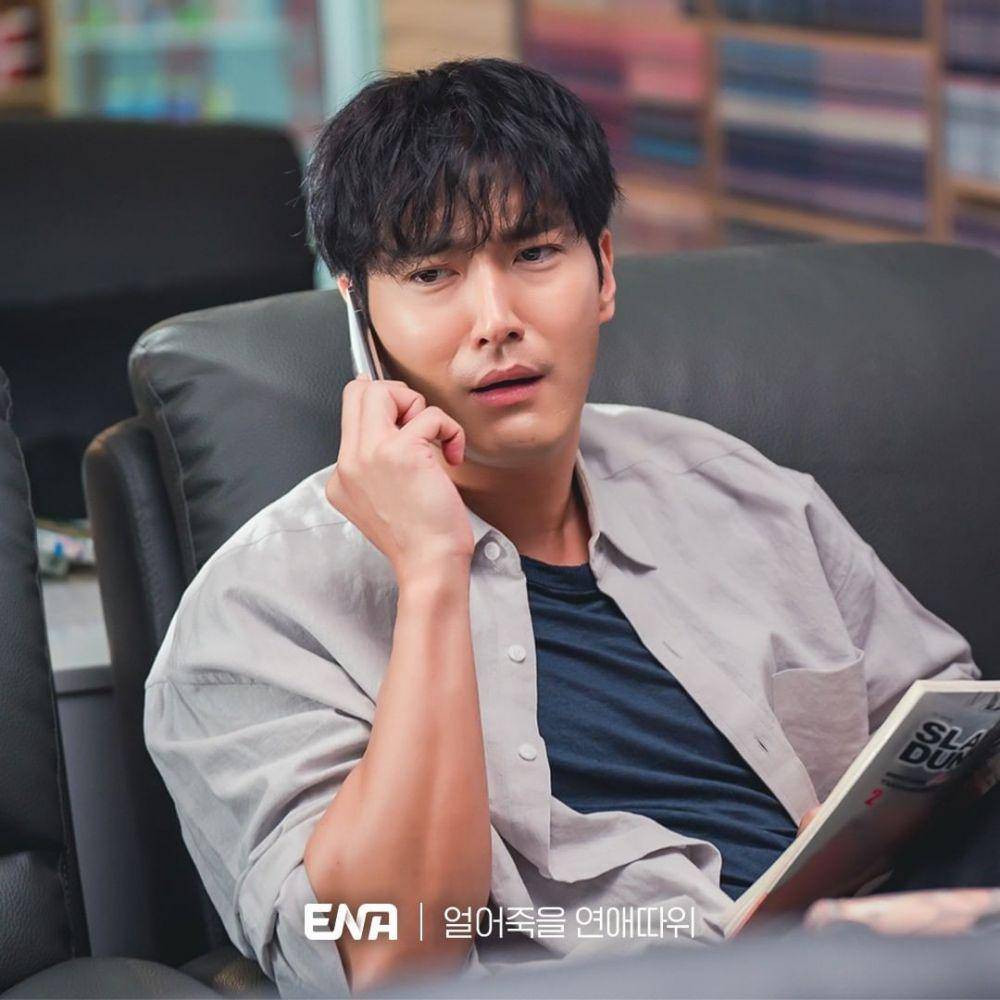 potret Siwon Suju di drama Love is for Suckers (instagram.com/channel.ena.d)