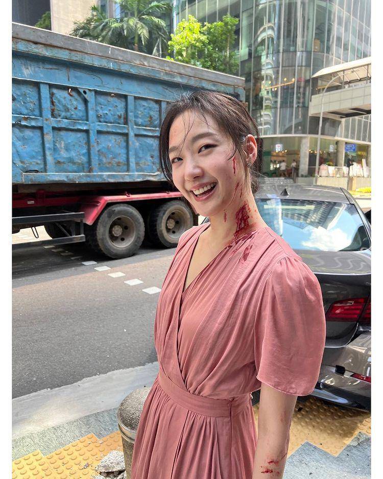 Momen seru Kim Go Eun di balik layar Little Women. (instagram.com/ggonekim)
