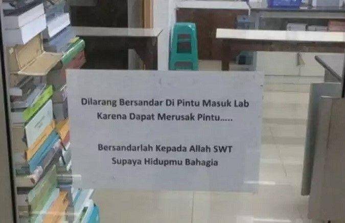 peraturan absurd di kelas (twitter.com/kapangdankamiww)