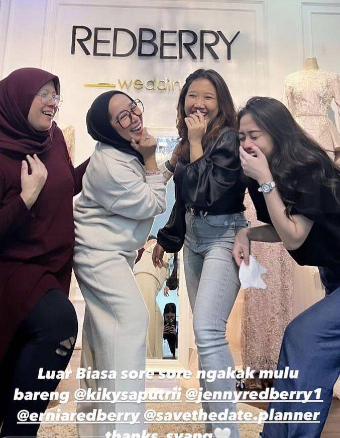 Kiky fitting (instagram.com/redberrywedding)