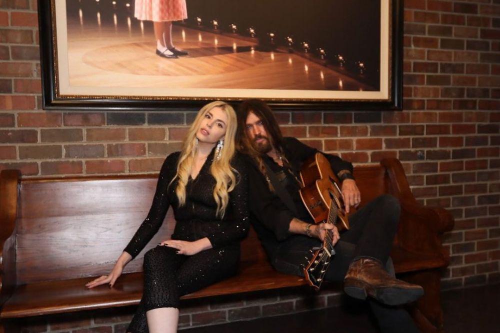 Dikabarkan Tunangan, 9 Fakta Hubungan Billy Ray Cyrus dan Firerose