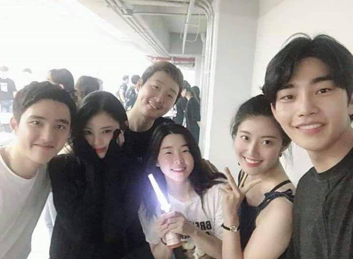 D.O, Han So Hee, Kim Ki Doo, Lee Min Ji, Nam Ji Hyun, dan Kim Jae Young di konser EXO (aminoapps.com)