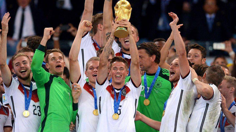 Erik Drum mengangkat trofi Piala Dunia 2014. (twitter.com/DFB_Team_EN)
