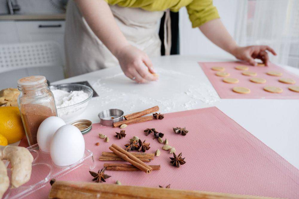ilustrasi mencetak cookies (pexels.com/SHVETS Production)