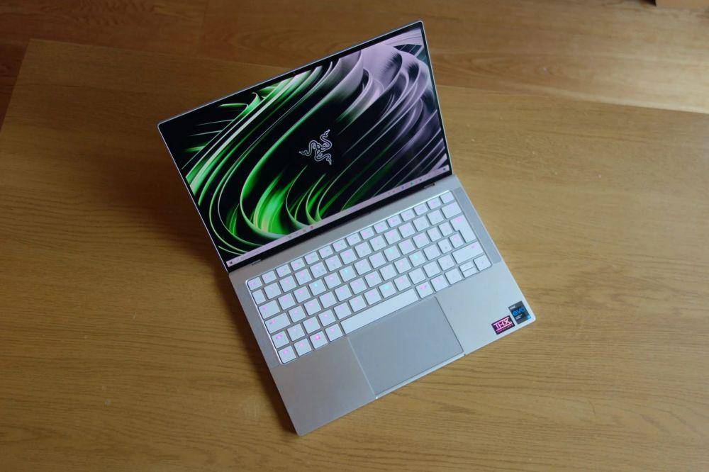potret Razer Book 13 (trustedreviews.com)