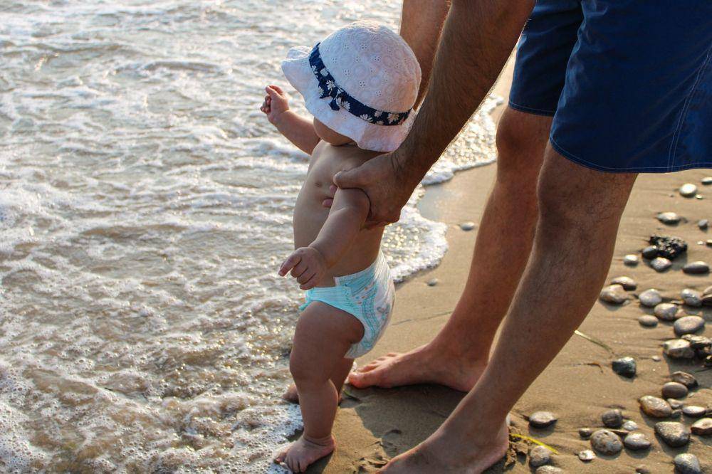 ilustrasi bayi bermain di luar (pixabay.com/Rosy_Photo)