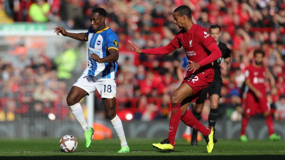 Aksi Danny Welbeck dan Joel Matip dalam pertandingan Liverpool melawan Brighton pada pekan kesembilan Premier League 2022/2023. (twitter.com/OfficialBHAFC)