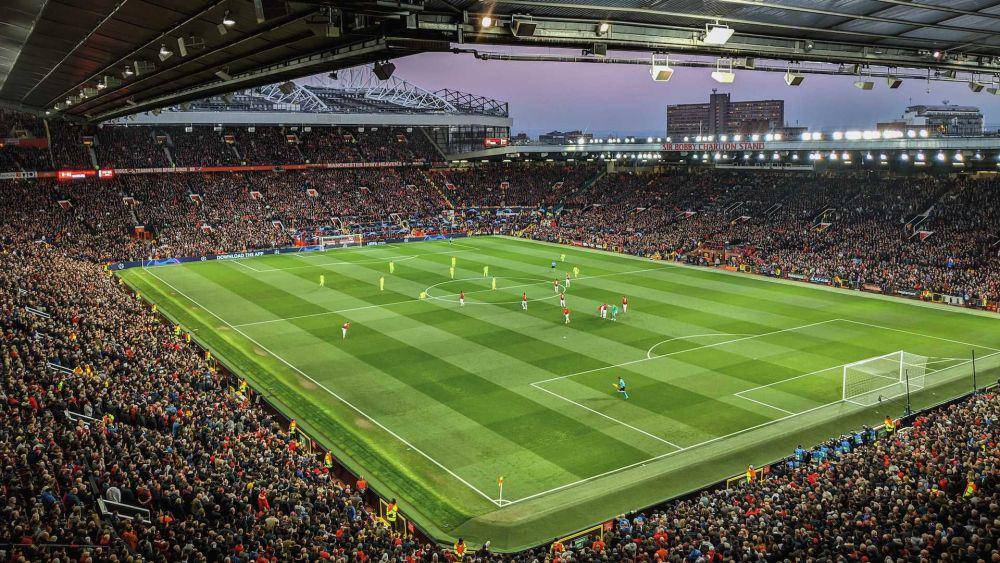 Stadion Old Trafford (Unsplash/Alex Motoc)