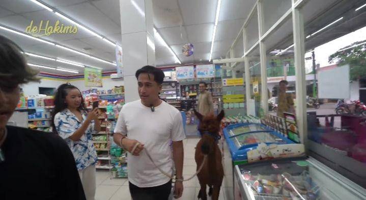 potret Irfan Hakim bawa Alpaca ke minimarket (youtube.com/deHakims)
