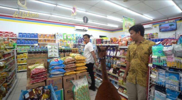 potret Irfan Hakim bawa Alpaca ke minimarket (youtube.com/deHakims)
