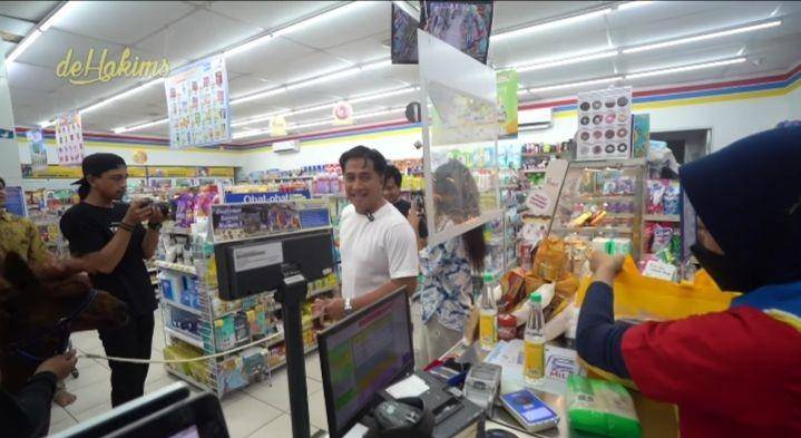 potret Irfan Hakim bawa Alpaca ke minimarket (youtube.com/deHakims)
