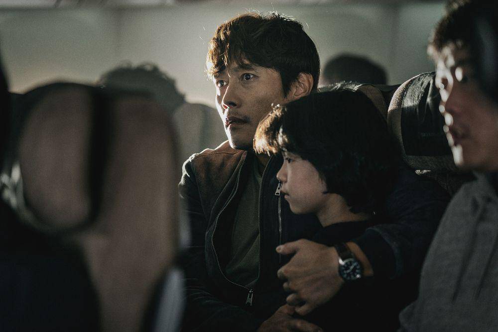 Lee Byung Hun dan Kim Bo Min di Emergency Declaration (dok. Magnum9/Emergency Declaration)
