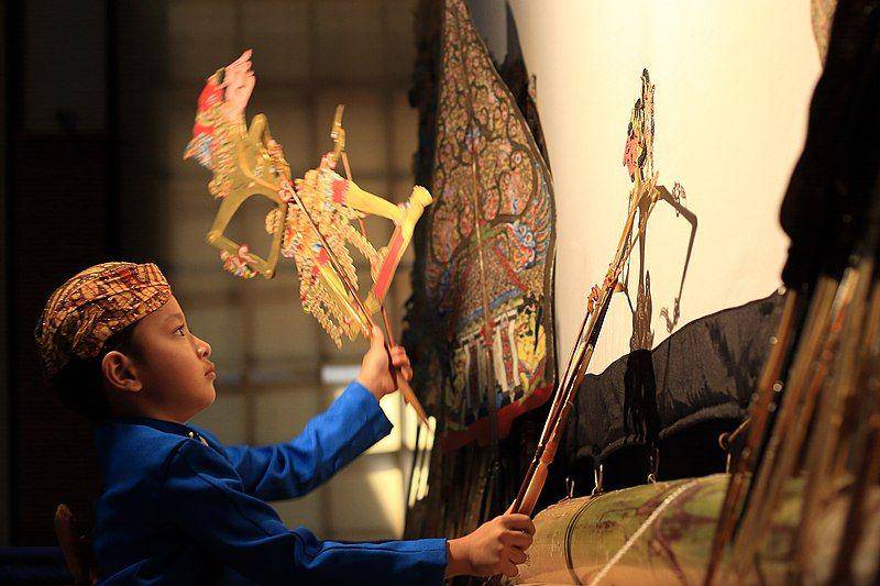 ilustrasi bermain wayang (commons.m.wikimedia.org/Herusutimbul)