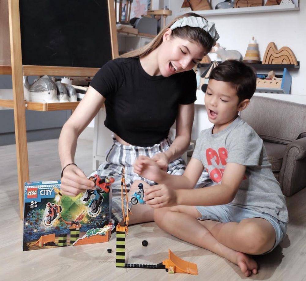 Mikaila Patritz bersama putranya (instagram.com/mikailapatritz)