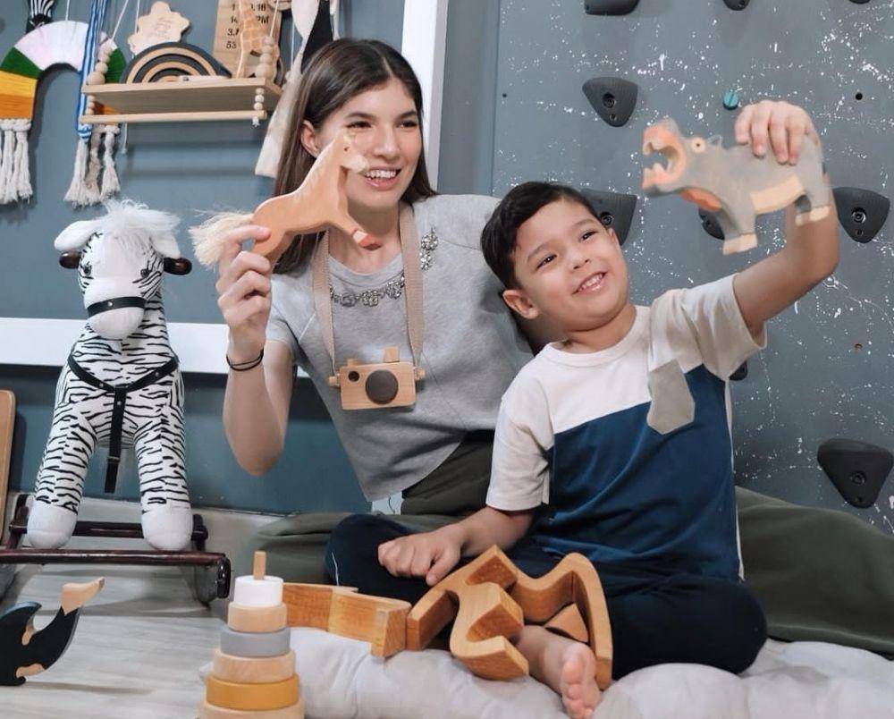Mikaila Patritz bersama putranya (instagram.com/mikailapatritz)