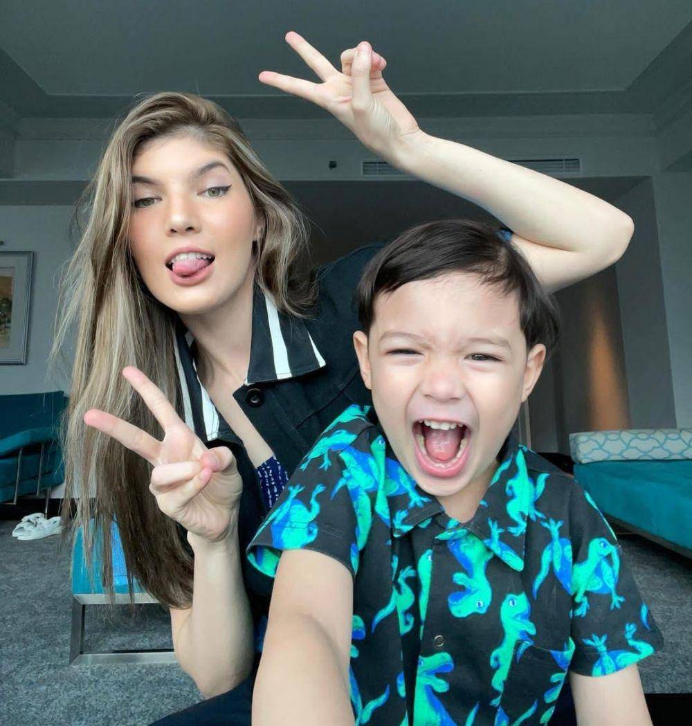 Mikaila Patritz bersama putranya (instagram.com/mikailapatritz)