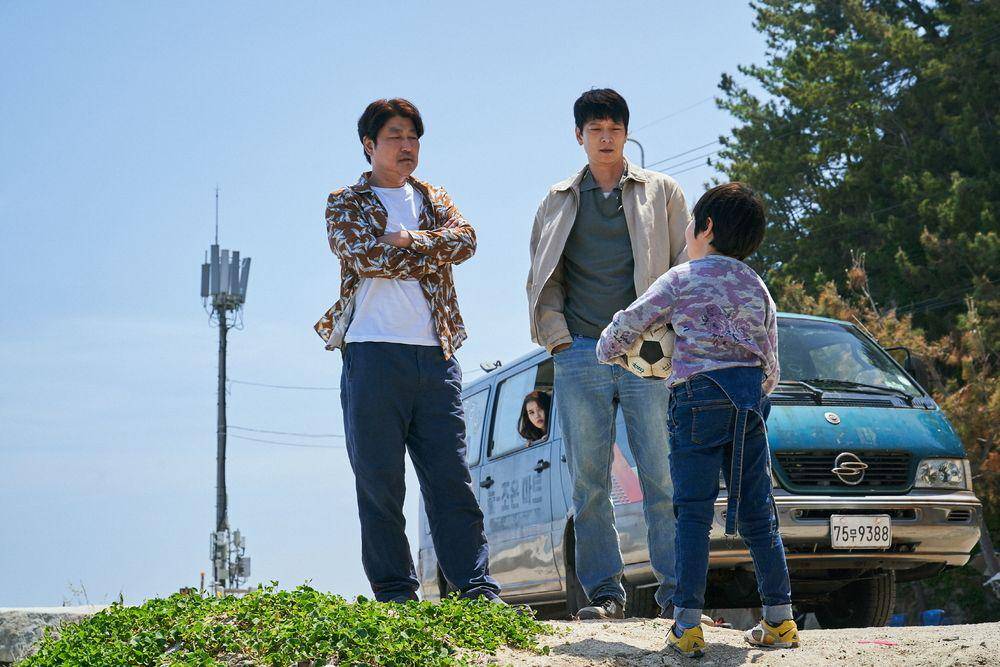 Kang Dong Won dan Song Kang Ho di Broker (dok. Zip Cinema/Broker)