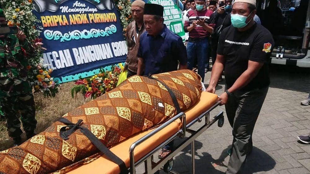 Jenazah Bripka Andik Purwanto saat tiba di rumah duka. IDN Times/ Bramanta Pamungkas