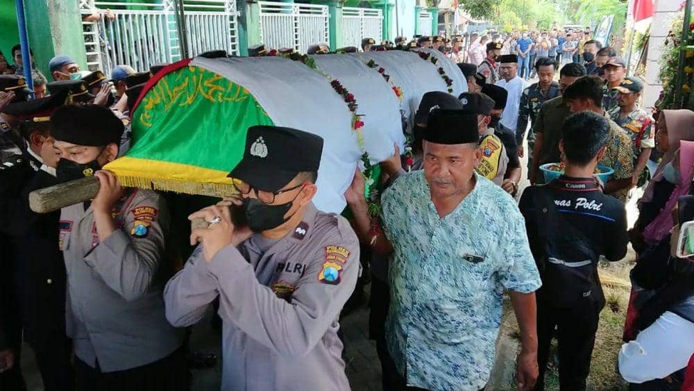 Jenazah almarhum Bripka Andik Purwanto saat hendak dimakamkan. (IDN Times/Bramanta Pamungkas)
