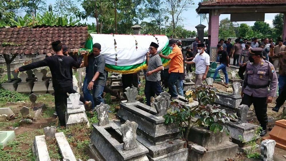 Jenazah almarhum Bripka Andik Purwanto saat hendak dimakamkan. IDN Times/ Bramanta Pamungkas