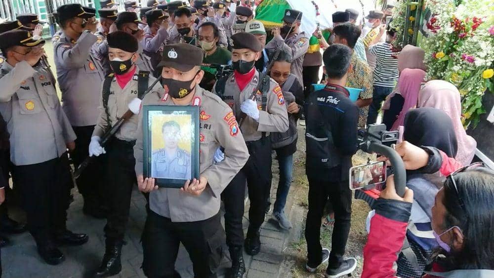 Jenazah almarhum Bripka Andik Purwanto saat hendak dimakamkan. IDN Times/ Bramanta Pamungkas