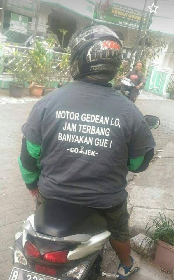tulisan lucu punggung driver ojol (twitter.com/penjahatgunung)