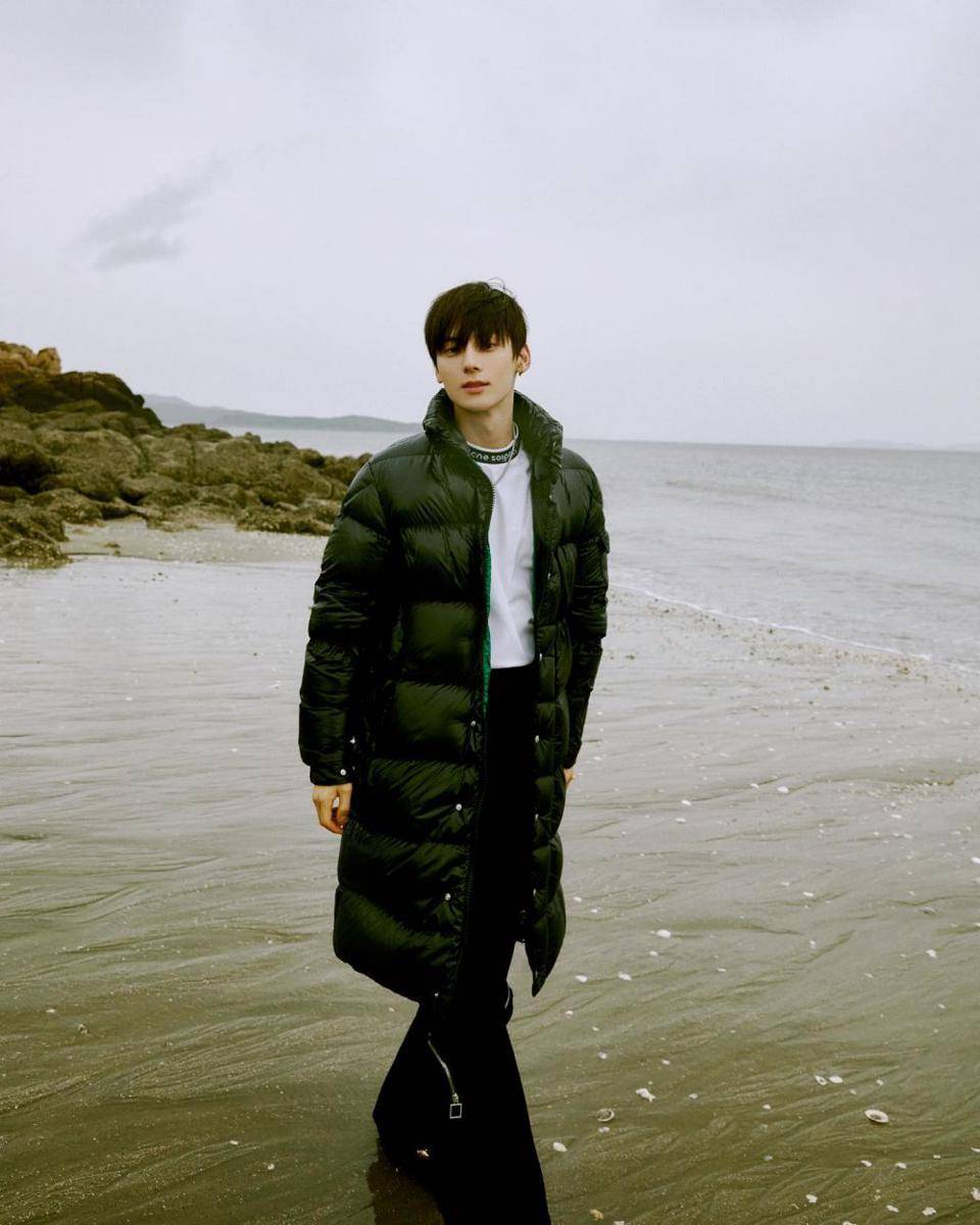 ide outfit traveling ala Hwang Min Hyun (instagram.com/optimushwang)